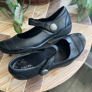 Taos Footwear Women's Black Mary Jane Shoes